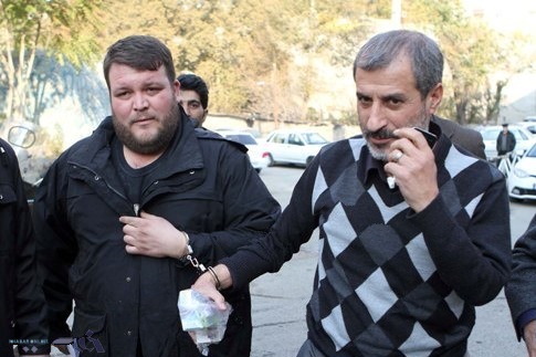 محمد مایلی کهن با دستبند، در حال انتقال به زندان - مداح نيوز
