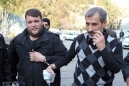 محمد مایلی کهن با دستبند، در حال انتقال به زندان